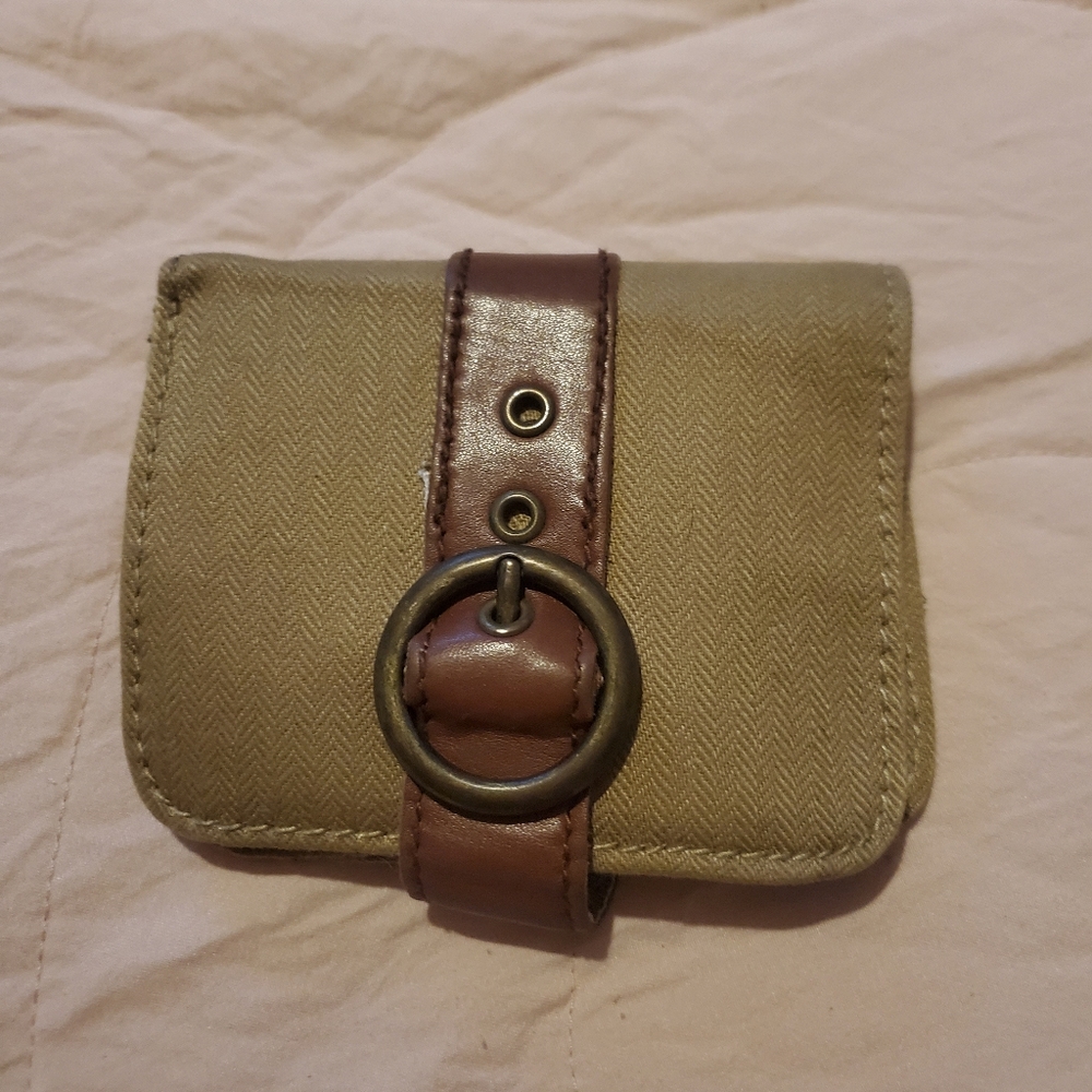 Button wallet